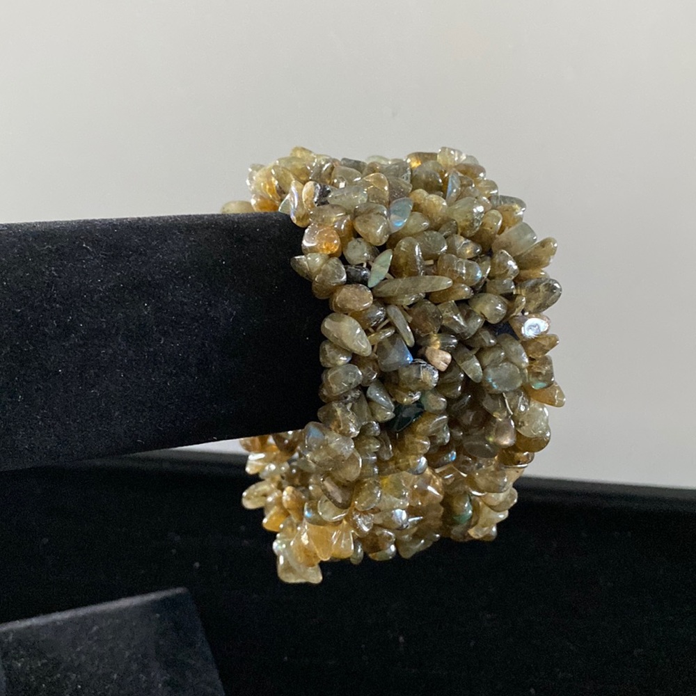 Vintage elasticated stones bracelet. B4